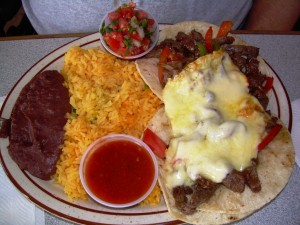 Gastronomía latina fajitas de carne1 300x225